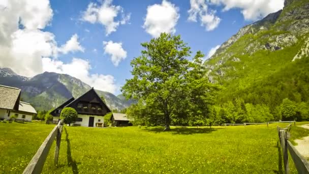 在斯洛文尼亚的朱利安阿尔卑斯山的小村庄的典型视图 — 图库视频影像