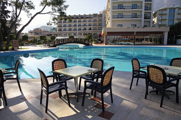 Piscina y restaurante al aire libre del hotel — Foto de Stock