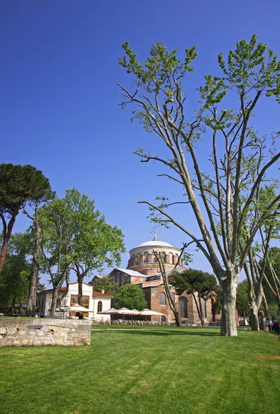 Igreja Hagia Irene no parque do Palácio Topkapi em Istambul — Fotografia de Stock