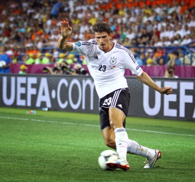 Mario gomez Almanya denetleyen bir top