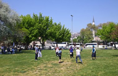 Türk gençler açık havada parkta oynamak