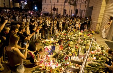 İnsanlar Kyiv 'deki Hollanda elçiliğine çiçek yerleştiriyor