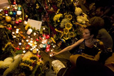 İnsanlar Kyiv 'deki Hollanda elçiliğine çiçek yerleştiriyor
