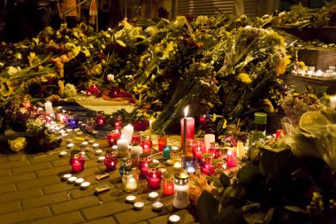 İnsanlar Kyiv 'deki Hollanda elçiliğine çiçek yerleştiriyor