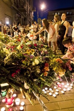 İnsanlar Kyiv 'deki Hollanda elçiliğine çiçek yerleştiriyor