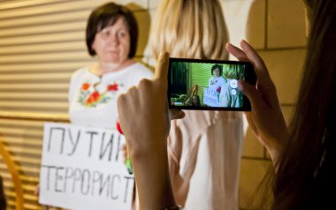 İnsanlar Kyiv 'deki Hollanda elçiliğine çiçek yerleştiriyor