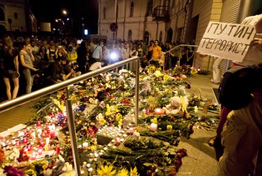 İnsanlar Kyiv 'deki Hollanda elçiliğine çiçek yerleştiriyor