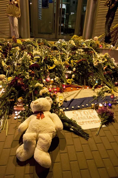 People place flowers at Dutch embassy in Kyiv — Stock Photo, Image