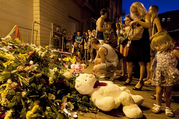 People place flowers at Dutch embassy in Kyiv — Stock Photo, Image