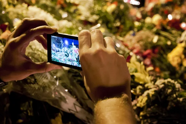 La gente pone flores en la embajada holandesa en Kiev — Foto de Stock