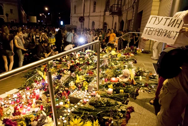 As pessoas colocam flores na embaixada holandesa em Kiev — Fotografia de Stock