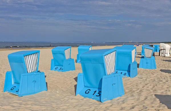 Hooded beach chairs (strandkorb) at the Baltic seacoast — Stock Photo, Image