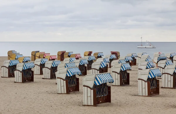 Hooded strandstoelen (strandkorb) op de Baltische Zeekust — Stockfoto