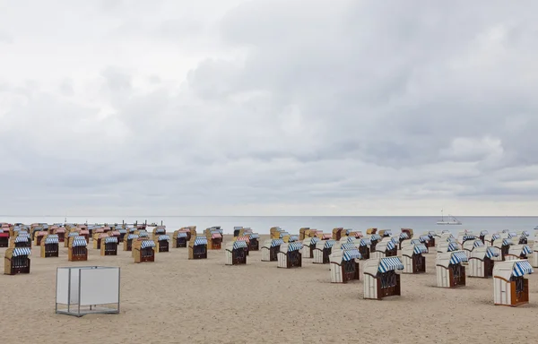 Пляжные стулья в капюшоне (strandkorb) на побережье Балтийского моря — стоковое фото