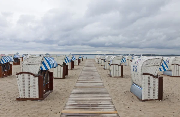 S kapucí plážová lehátka (strandkorb) na Baltské pobřežní — Stock fotografie