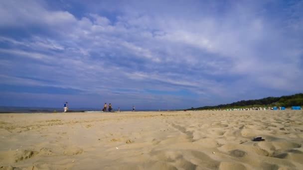 Sandstranden sommar Östersjöns strand i Świnoujście, Polen — Stockvideo