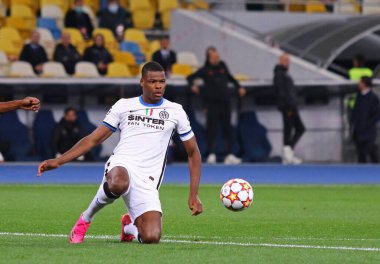 KYIV, UKRAINE - 28 Eylül 2021: UEFA Şampiyonlar Ligi maçı Shakhtar Donetsk - Internazionale. Inter 'den Denzel Dumfries. Kyiv 'deki NSC Olimpiyskyi Stadyumu