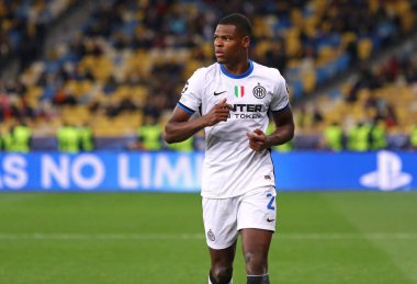 KYIV, UKRAINE - 28 Eylül 2021: UEFA Şampiyonlar Ligi maçı Shakhtar Donetsk - Internazionale. Inter 'den Denzel Dumfries. Kyiv 'deki NSC Olimpiyskyi Stadyumu
