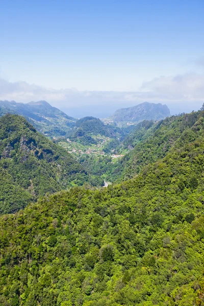 马德拉岛上的山鸟瞰图マデイラ島の山の空撮 — ストック写真