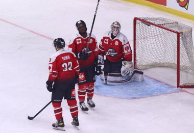 KYIV, UKRAINE - 6 Ekim 2021: HC Donbass oyuncuları, Kyiv 'deki Palace of Sports' ta oynanan Şampiyonlar Hokey Ligi maçında KAC Klagenfurt karşısında 2. golü kaçırdıktan sonra tepki verdiler. HC Donbass 3-4 kaybetti