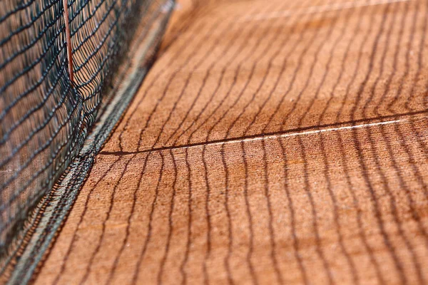 粘土のテニスコートでクローズアップテニスネットの影 網の影で作られた地上の遠近法線 — ストック写真