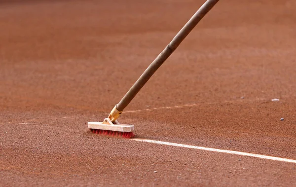 Limpieza Línea Marcado Pista Tenis Arcilla Con Cepillo Especial Limpieza —  Fotos de Stock