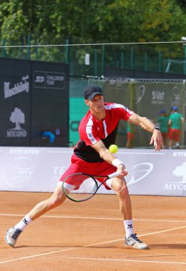 KYIV, UKRAINE - 7 Eylül 2021: Kyiv 'deki Kyiv Tenis Parkı' nda Ukraynalı Georgii KRAVCHENKO 'ya karşı oynanan ATP Challenger Kyiv Open maçı sırasında Belçikalı Joris de Loore