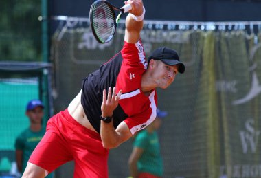 KYIV, UKRAINE - 7 Eylül 2021: Belçikalı Joris de Loore Ukraynalı Georgii KRAVCHENKO ile Ukraynalı Kyiv Tenis Parkı 'nda oynanan ATP Challenger Kyiv Open maçında görev yapıyor