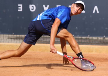 KYIV, UKRAINE - 7 Eylül 2021: Ukraynalı Georgii KRAVCHENKO ATP Challenger Kyiv Open maçı sırasında Kyiv 'deki Kyiv Tenis Parkı' nda Belçikalı Joris de LOORE 'a karşı eylem halinde