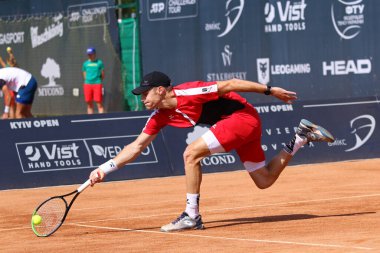 KYIV, UKRAINE - 7 Eylül 2021: Kyiv 'deki Kyiv Tenis Parkı' nda Ukraynalı Georgii KRAVCHENKO 'ya karşı oynanan ATP Challenger Kyiv Open maçı sırasında Belçikalı Joris de Loore