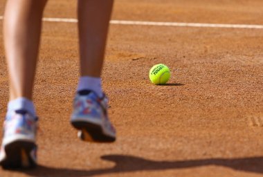 KYIV, UKRAINE - SEPTEMBER 7, 2021: Ukrayna 'nın Kyiv kentindeki Kyiv Tenis Parkı' nda Joris de LOORE (Ukrayna) 'ya karşı oynanan ATP Challenger Kyiv Open oyunu sırasında top kızına karşı eylem