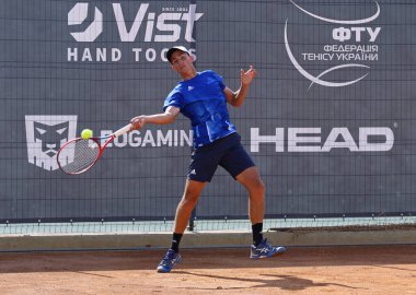 KYIV, UKRAINE - 7 Eylül 2021: Ukraynalı Georgii KRAVCHENKO ATP Challenger Kyiv Open maçı sırasında Kyiv 'deki Kyiv Tenis Parkı' nda Belçikalı Joris de LOORE 'a karşı eylem halinde