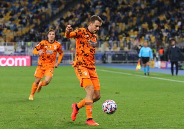 KYIV, UKRAINE - 20 Ekim 2020: Juventus 'lu Aaron Ramsey UEFA Şampiyonlar Ligi maçında Ukrayna' nın Kyiv kentindeki NSC Olimpiyskyi stadyumunda Dinamo Kyiv 'e karşı bir topu kontrol ediyor. Juve 2-0 kazandı.