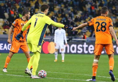 KYIV, UKRAINE - 20 Ekim 2020: NSC Olimpiyskyi stadyumunda Dinamo Kyiv 'e karşı oynanan UEFA Şampiyonlar Ligi karşılaşmasında kaleci Wojciech Szczesny ve Juventus defans oyuncusu Merih Demiral