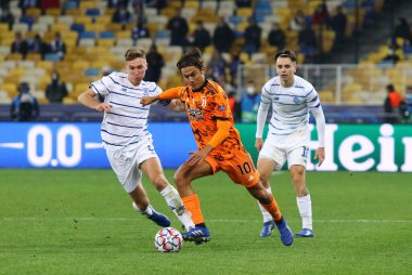 KYIV, UKRAINE - 20 Ekim 2020: UEFA Şampiyonlar Ligi maçında UEFA 'nın Kyiv, Ukrayna' daki NSC Olimpiyskyi stadyumunda Dinamo Kyiv 'e karşı oynanan saldırılarda Juventus' lu Paulo Dybala (Turuncu olarak). Juventus 2-0 kazandı.