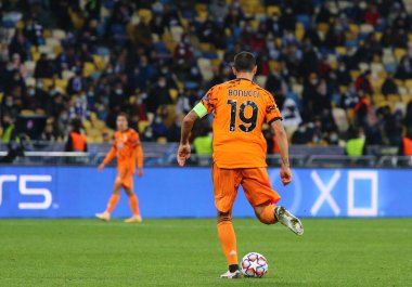 KYIV, UKRAINE - 20 Ekim 2020: Juventus 'lu Leonardo Bonucci UEFA Şampiyonlar Ligi maçında Ukrayna' nın Kyiv kentindeki NSC Olimpiyskyi stadyumunda Dinamo Kyiv 'e karşı bir topu kontrol ediyor. Juve 2-0 kazandı.