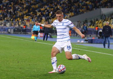 KYIV, UKRAINE - 20 Ekim 2020: Dinamo Kyiv 'den Vitaliy Mykolenko UEFA Şampiyonlar Ligi maçında Ukrayna' nın Kyiv kentindeki NSC Olimpiyskyi stadyumunda Juventus 'a karşı top atıyor