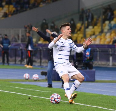 KYIV, UKRAINE - 20 Ekim 2020: UEFA Şampiyonlar Ligi maçında UEFA 'nın Kyiv, Ukrayna' daki NSC Olimpiyskyi stadyumunda Juventus karşısında hakem ıslık çaldıktan sonra Dinamo Kyiv 'li Benjamin Verbiç tepki gösterdi