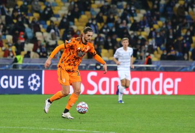 KYIV, UKRAINE - 20 Ekim 2020: UEFA Şampiyonlar Ligi maçında UEFA 'nın Kyiv, Ukrayna' daki NSC Olimpiyskyi stadyumunda oynanan maçta Adrien Rabiot topu kontrol ediyor. Juve 2-0 kazandı.