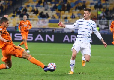 KYIV, UKRAINE - 20 Ekim 2020: Juventus 'lu Merih Demiral (L) ve Dinamo Kyiv' li Benjamin Verbic NSC Olimpiyskyi Stadyumu 'ndaki UEFA Şampiyonlar Ligi maçında görev yapıyorlar. Juve 2-0 kazandı.