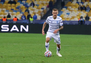 KYIV, UKRAINE - 20 Ekim 2020: Dinamo Kyiv 'li Vitaliy Buyalskiy UEFA Şampiyonlar Ligi maçında Ukrayna' nın Kyiv kentindeki NSC Olimpiyskyi stadyumunda Juventus 'a karşı oynanan maçta topu kontrol ediyor.