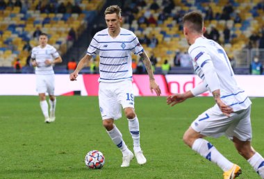 KYIV, UKRAINE - 20 Ekim 2020: UEFA Şampiyonlar Ligi maçında UEFA 'nın UEFA Şampiyonlar Ligi maçında Ukrayna' nın Kyiv kentindeki Olimpiyskyi stadyumunda Juventus 'a karşı oynanan topu Denys Garmash of Dynamo Kyiv kontrol ediyor