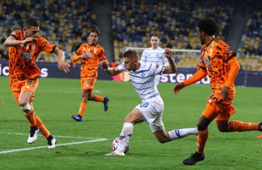 KYIV, UKRAINE - 20 Ekim 2020: Dinamo Kyiv 'den Vitaliy Mykolenko (C) UEFA Şampiyonlar Ligi maçında Juventus' a karşı Ukrayna 'nın Kyiv kentindeki NSC Olimpiyskyi stadyumunda düzenlenen saldırılar