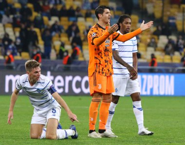 KYIV, UKRAINE - 20 Ekim 2020: Juventus 'lu Alvaro Morata, Kyiv' deki NSC Olimpiyskyi stadyumunda Dinamo Kyiv 'e karşı oynanan UEFA Şampiyonlar Ligi maçı sırasında hakem ıslık çaldıktan sonra tepki gösterdi.