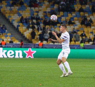 KYIV, UKRAINE - 20 Ekim 2020: Dinamo Kyiv 'den Denys Popov UEFA Şampiyonlar Ligi maçında Ukrayna' nın Kyiv kentindeki NSC Olimpiyskyi stadyumunda Juventus 'a karşı topa vuruyor