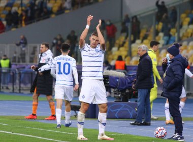 KYIV, UKRAINE - 20 Ekim 2020: Dinamo Kyiv 'den Vitaliy Mykolenko UEFA Şampiyonlar Ligi maçından sonra Ukrayna' nın Kyiv kentindeki NSC Olimpiyskyi stadyumunda Juventus 'a teşekkür etti. Dinamo 0-2 kaybetti.
