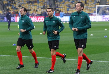 KYIV, UKRAINE - NOVEMBER 2, 2021: Hakem Ovidiu Hategan (ROU) ve yardımcıları Mircea Mihail Grigoriu ve Sebastian Gheorghe UEFA Şampiyonlar Ligi maçı Dinamo Kyiv Barcelona 'dan önce ısındılar