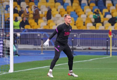 KYIV, UKRAINE - NOVEMBER 2, 2021: Barcelona kalecisi Marc-Andre ter Stegen UEFA Şampiyonlar Ligi karşılaşması öncesinde NSC Olimpiyskyi stadyumunda Dynamo Kyiv 'e karşı antrenman yaparken