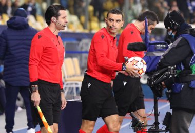 KYIV, UKRAINE - NOVEMBER 2, 2021: Hakem Ovidiu Hategan (ROU) ve asistanları Mircea Mihail Grigoriu ve Sebastian Gheorghe UEFA Şampiyonlar Ligi maçından önce sahaya çıktılar