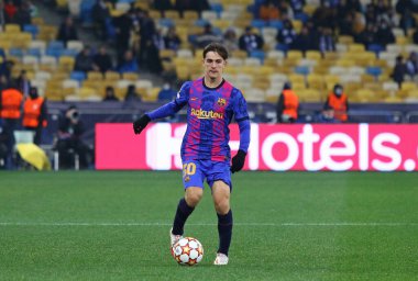 KYIV, UKRAINE - NOVEMBER 2, 2021: Kyiv 'deki NSC Olimpiyskyi stadyumunda oynanan UEFA Şampiyonlar Ligi maçında Barselona' lı Gavi saldırıları. Barcelona 1-0 kazandı.